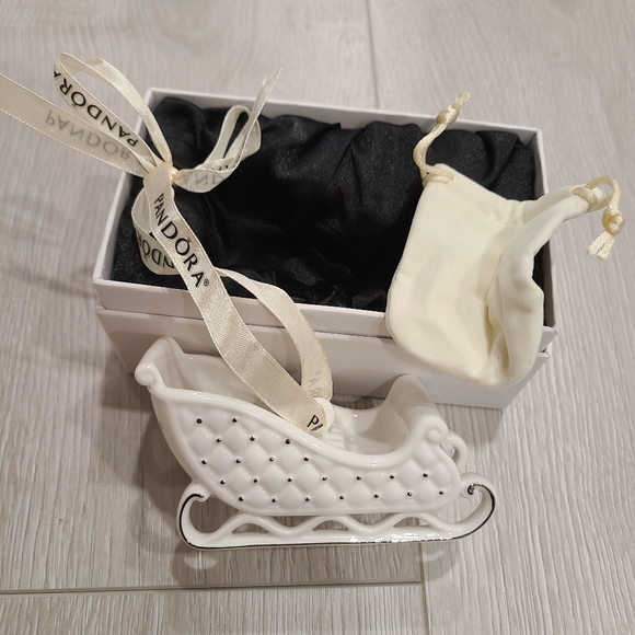 Pandora Retired Limited Edition Christmas Ornament Winter Sleigh 2014 - Picture 3 of 4